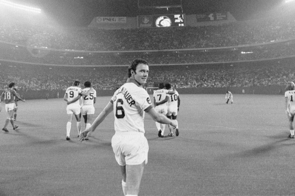 (sağdan sola) Chinaglia - Carlos Alberto - Beckanbauer - Field - Pele