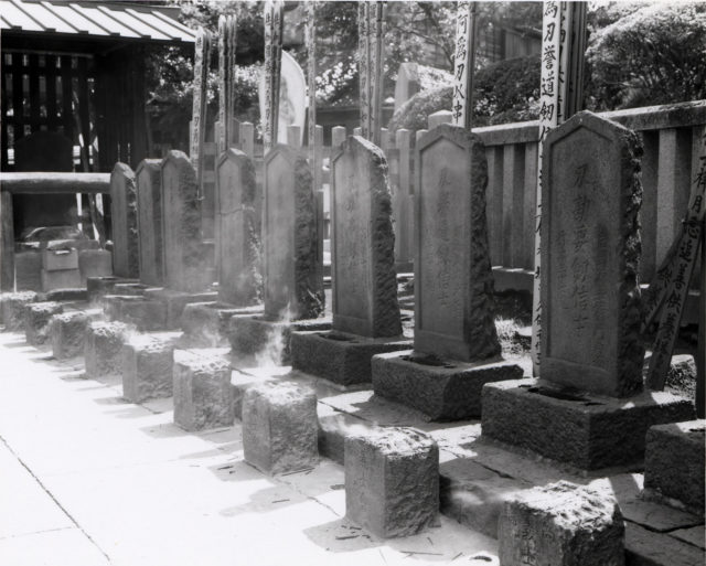 sengakuji_ronin_graves-1-640×513