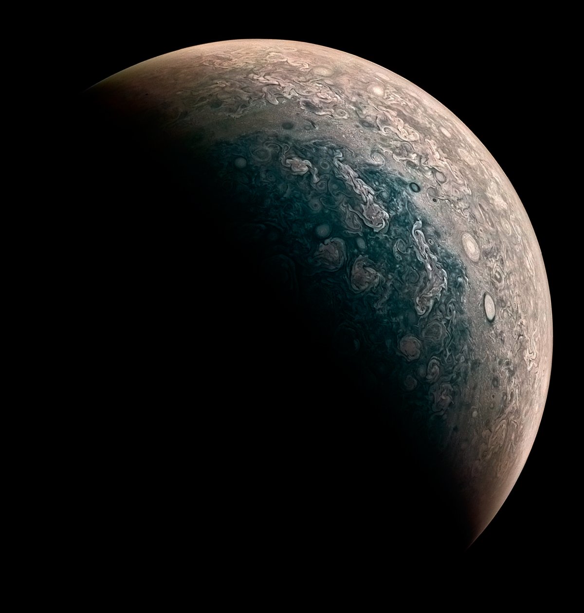 this-new-image-processed-by-amateur-astronomer-roman-tkachenko-shows-jupiters-north-pole-in-all-its-stormy-glory
