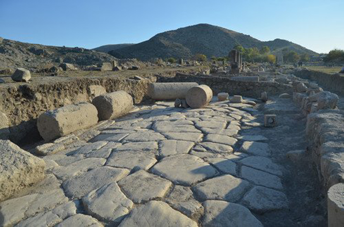 anavarza-antik-kentinde-2-bin-yil-once-yapilmis-double-yol-bulundu