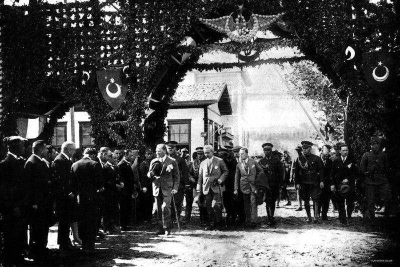 800px-Atatürk_Samsun-Çarşamba_tren_hattı_açılışında